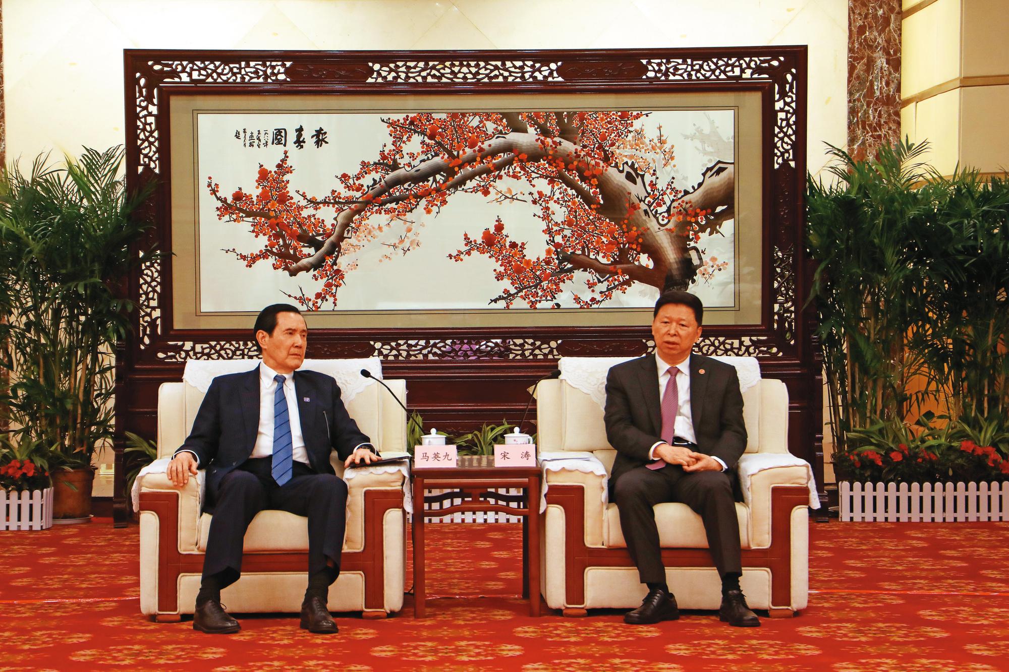 馬英九（左）3月30日在武漢與國台辦主任宋濤（右）見面，談及「九二共識」。（馬辦提供）