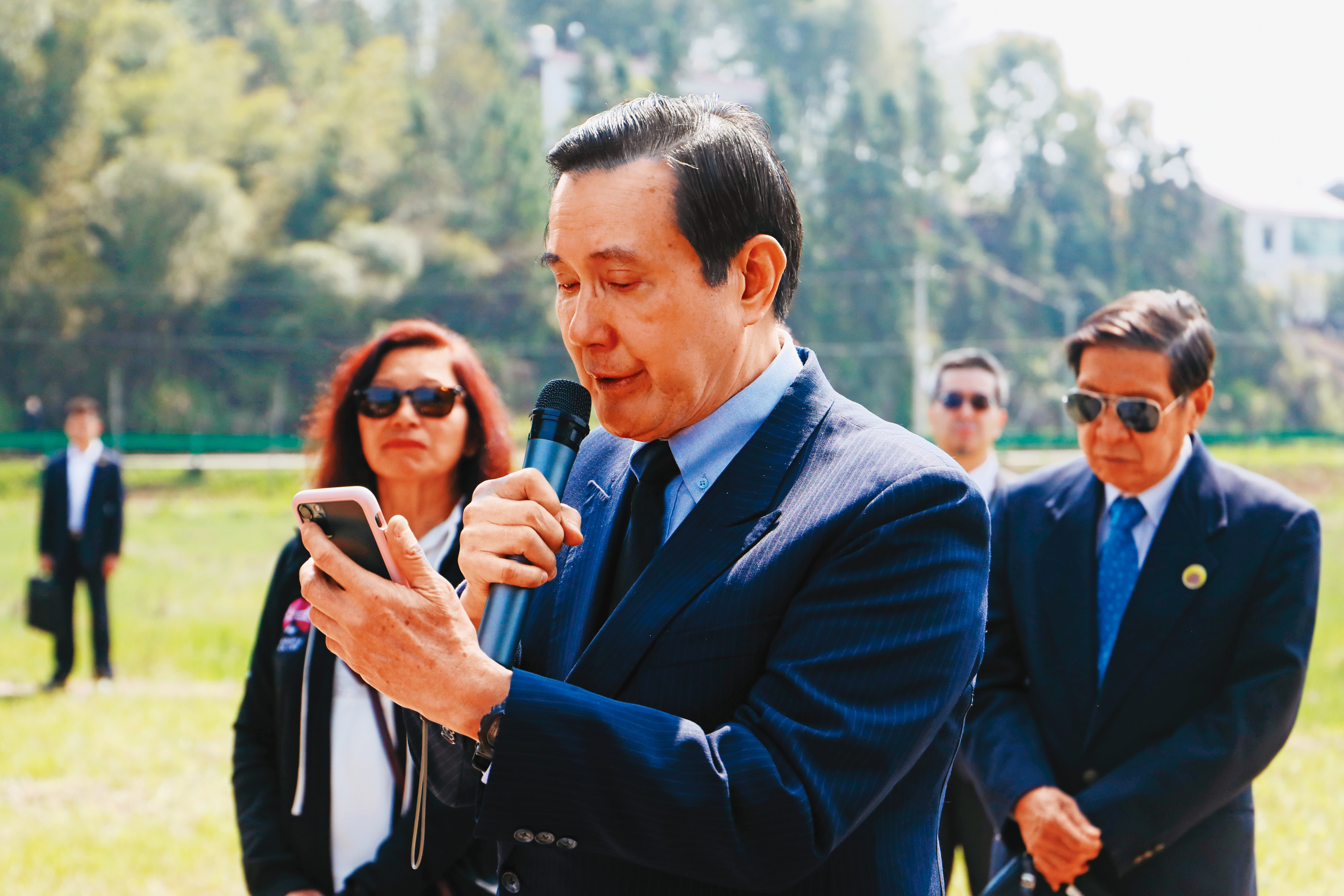 馬英九（前）1日前往湖南湘潭老家祭祖，談到自己當選2次中華民國總統。（馬辦提供）