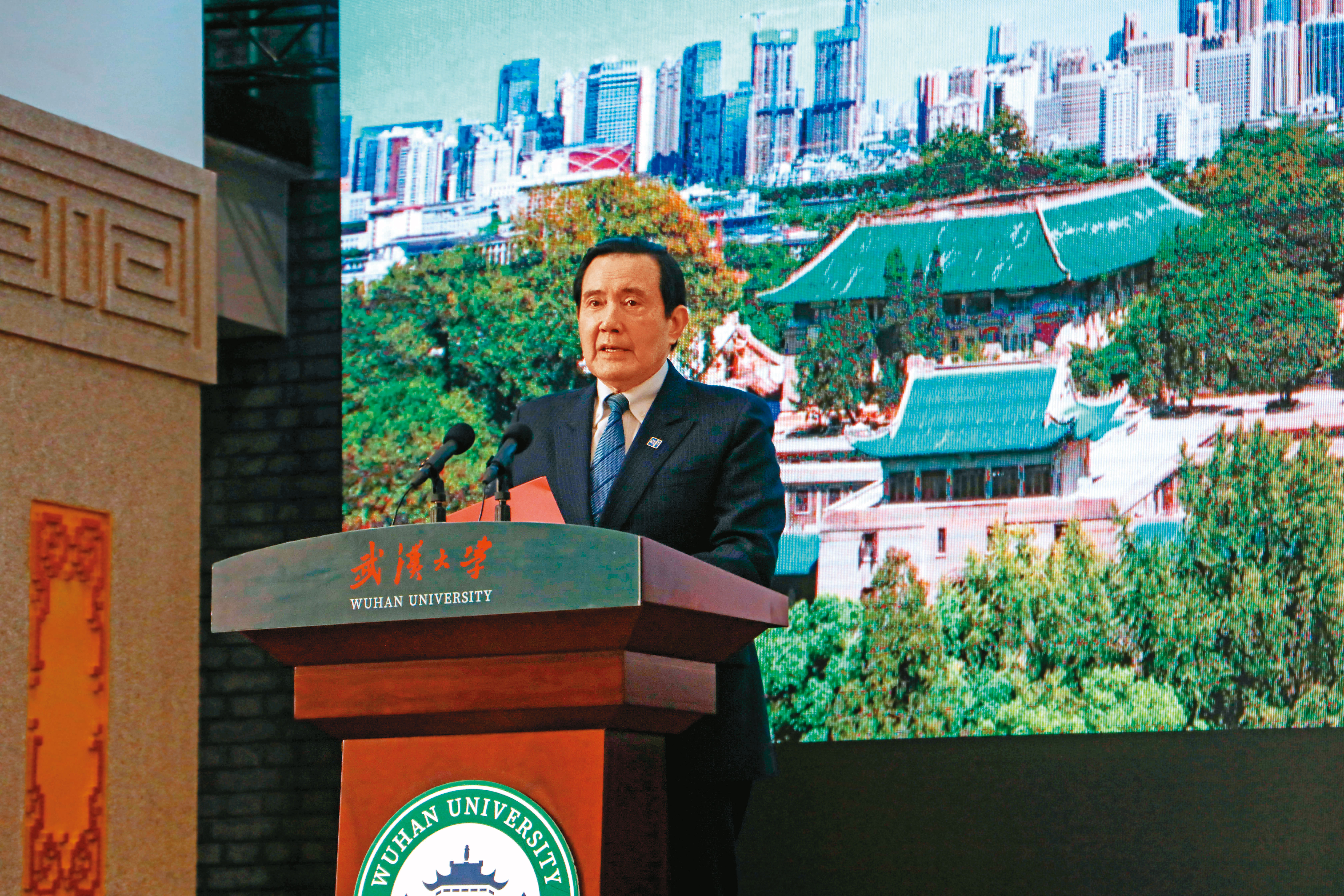 出乎綠營意料,馬英九竟敢在中華人民共和國的土地上說出他曾經是中華民國的總統,且打從心裡相信,他的所作所為有助於和緩兩岸關係。 (馬辦提供)