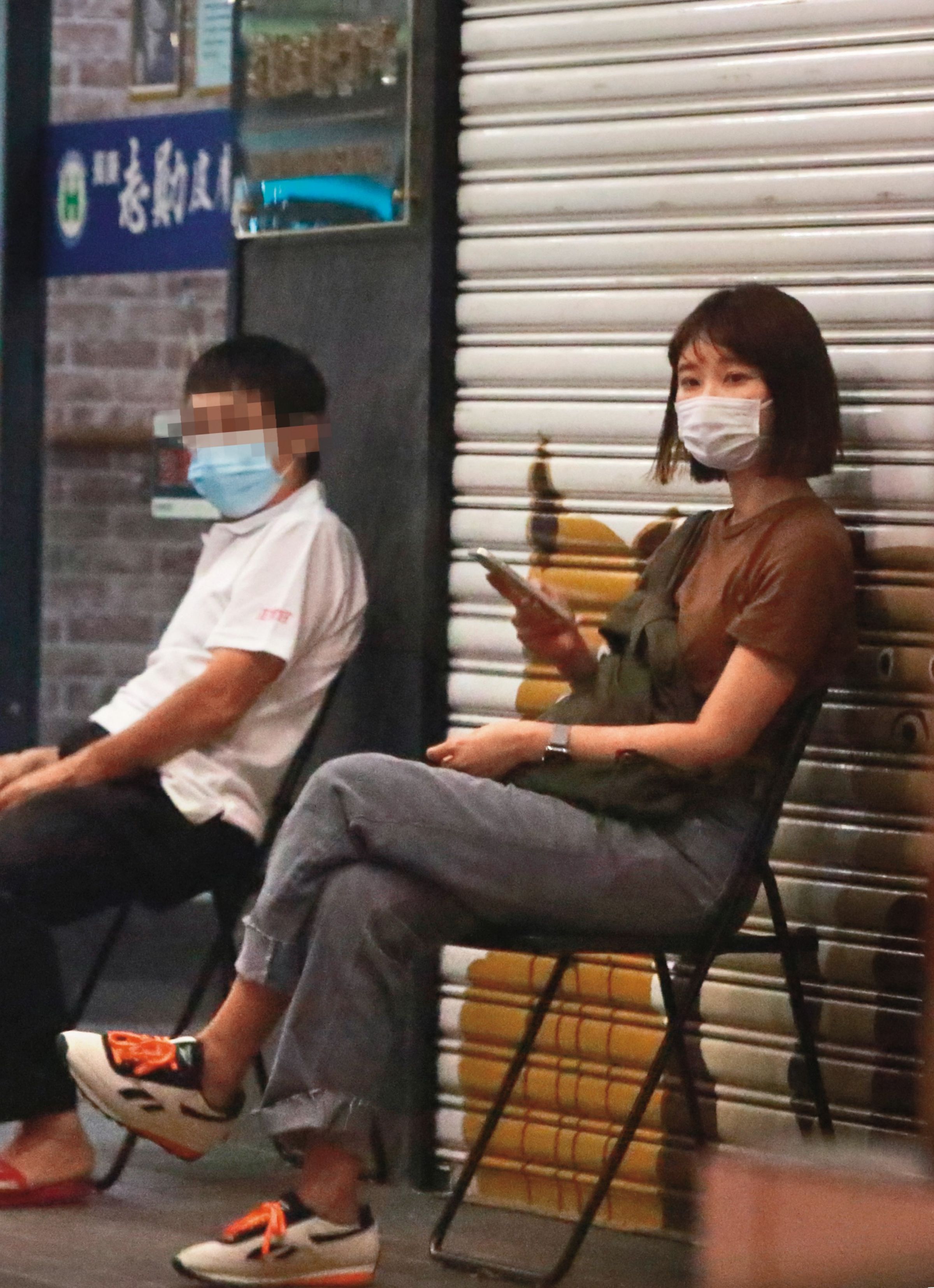 愛莉莎莎(右)去年和三原炒緋聞,但私下卻未被拍到兩人同框,只見愛莉莎莎獨自去看皮膚科。