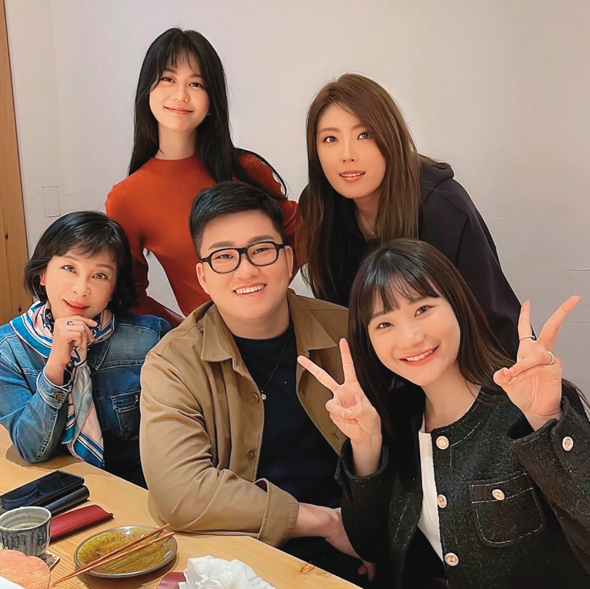 愛莉莎莎(右起)、理科太太、Joeman和白癡公主都認吳淡如當乾媽,5人都有炎上體質。(翻攝自Joeman IG)