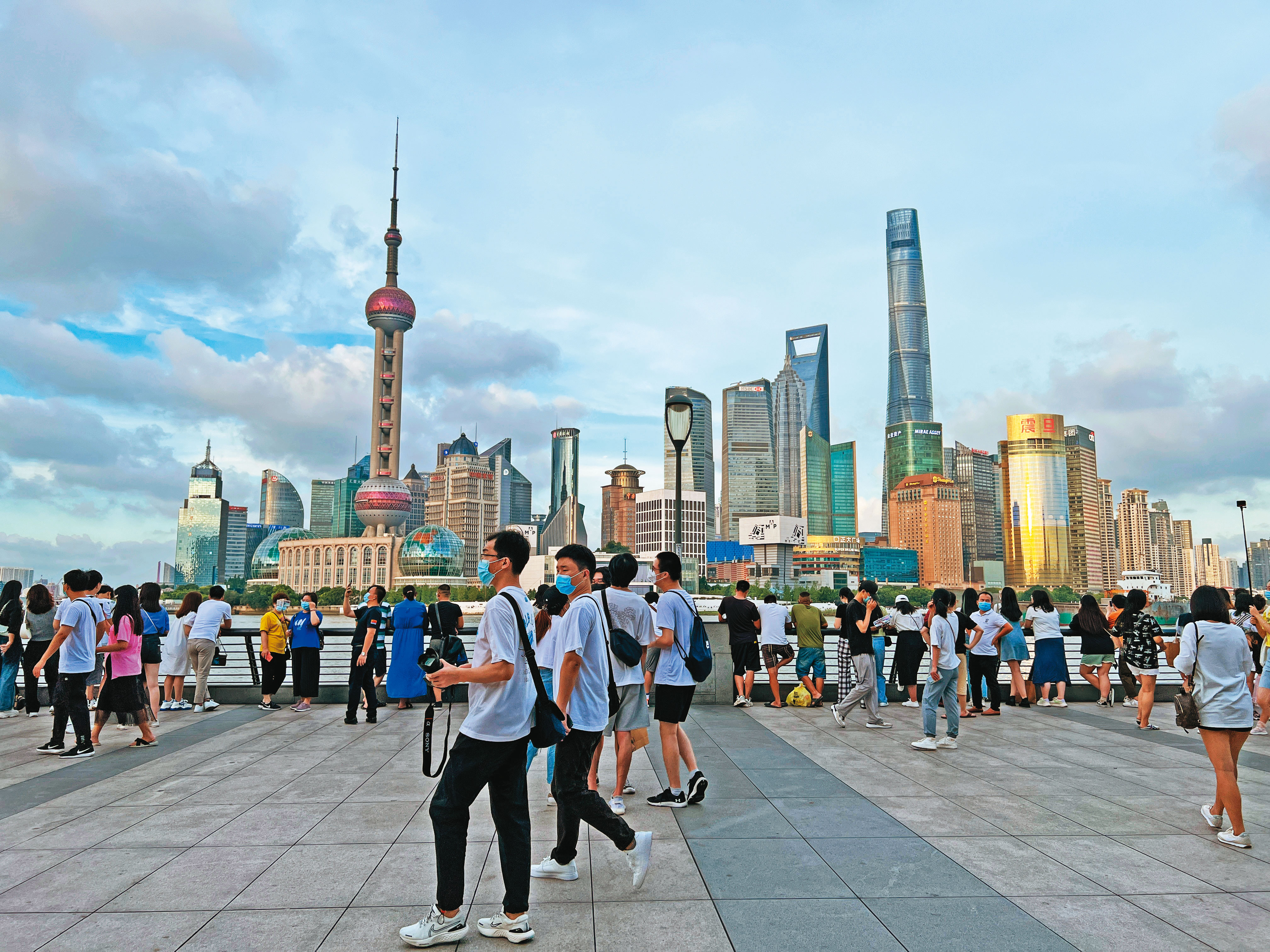 即使有疫情解封的大利多，中國貿易仍警訊頻傳，新任總理李強面對經濟收縮的困境，立刻轉向鬆綁、擁抱曾打為敵人的外資與民企。（東方IC）