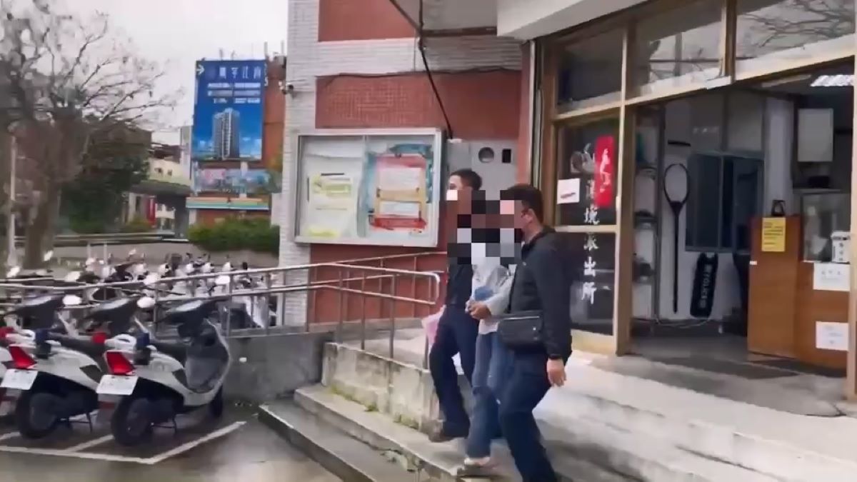 鄭姓男子遭移送畫面。（翻攝畫面）