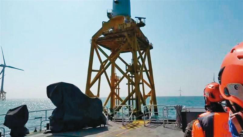 台中外海風電機台上有一具死於曝曬脫水、營養不良的男性乾屍，也被懷疑是越南籍偷渡人士。（海巡署提供）