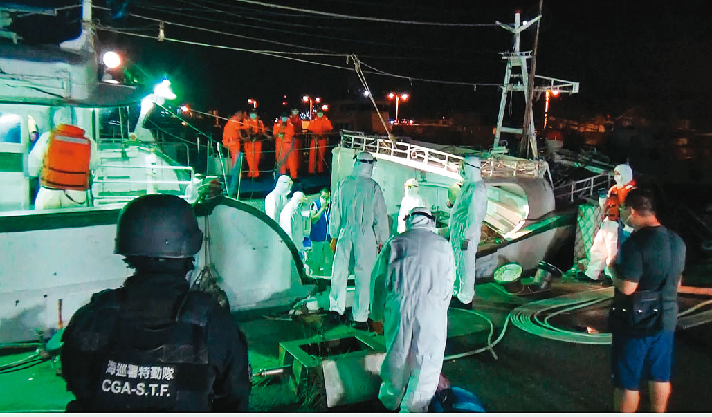 2020年7月,海巡署曾在高雄查獲30名搭船來台的越南偷渡客。(海巡署提供)