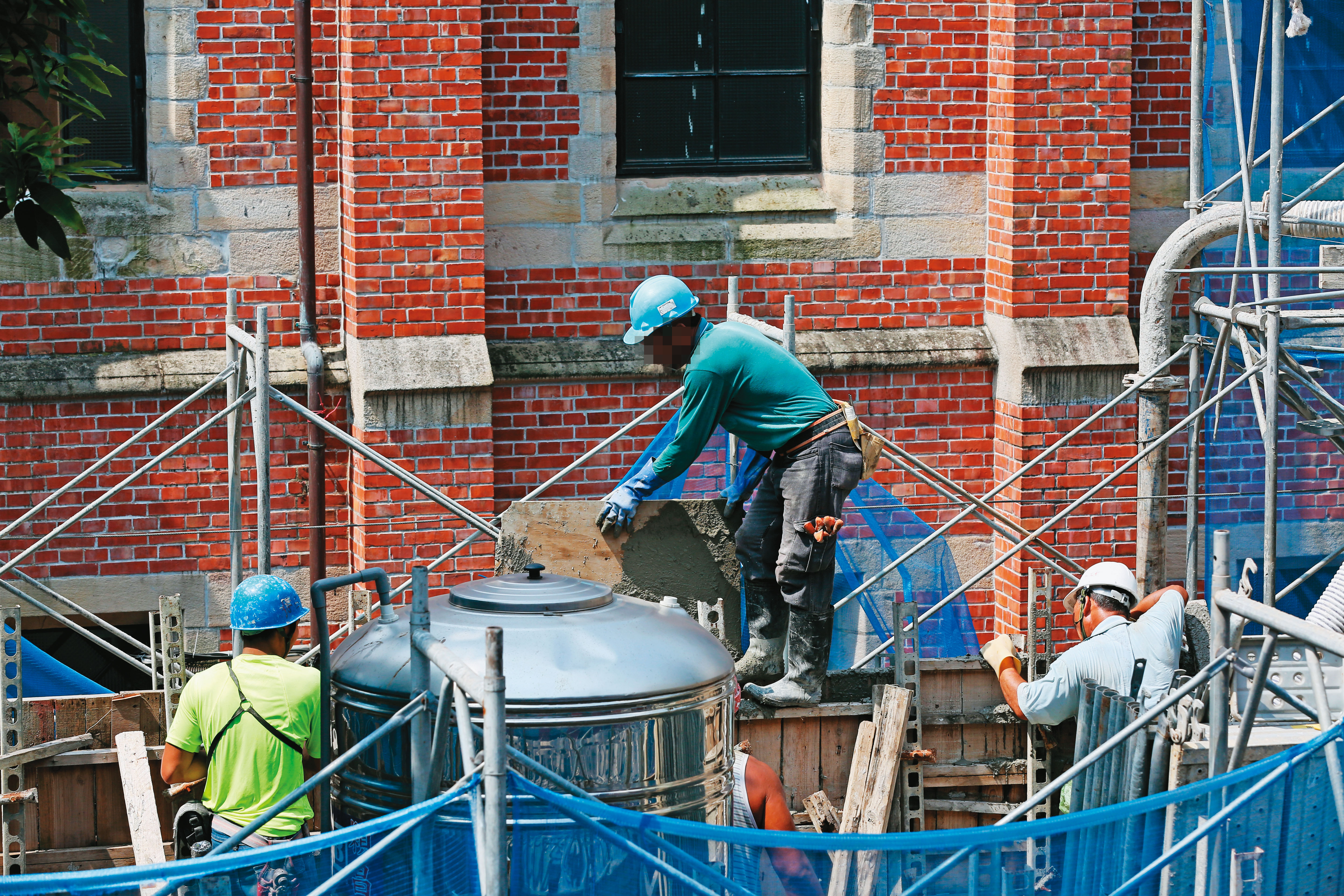 許多工地開出高額日薪徵人，成為吸引越南男性偷渡打黑工主因。