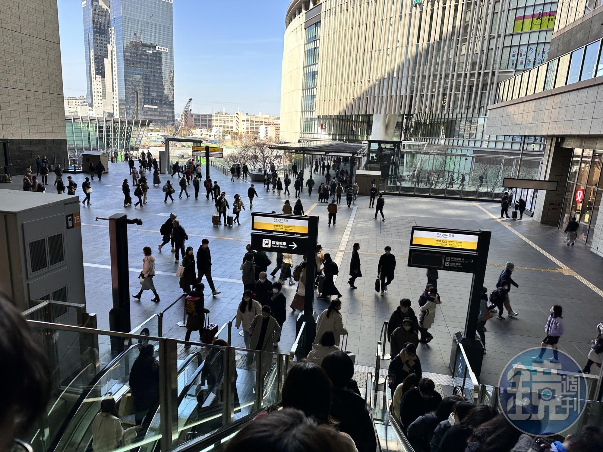 日本政府今天正式宣布,新冠肺炎5月8日起將降級為第5類傳染病,同時解除所有邊境管制。
