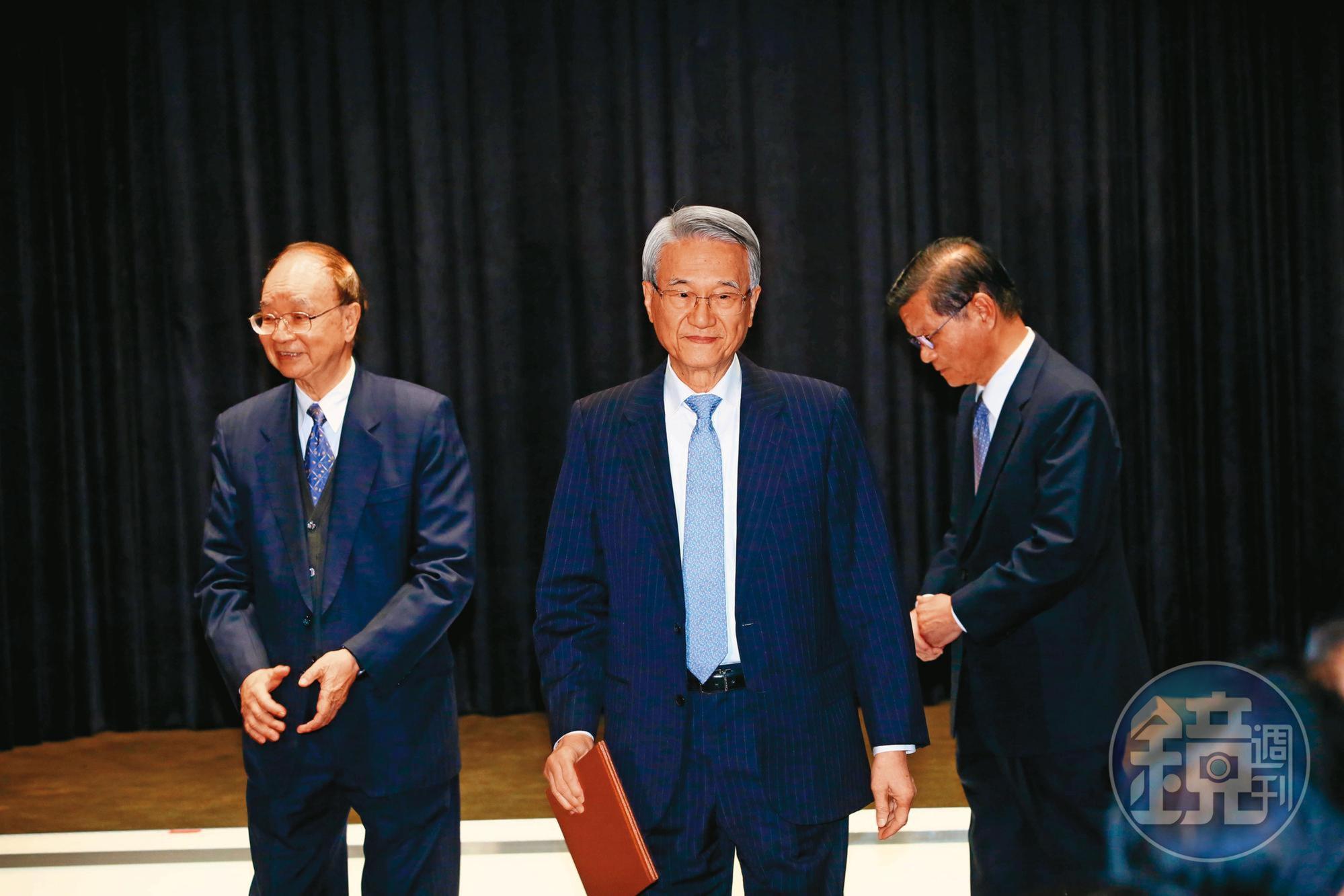 吳東進(中)結盟吳東昇拿新光三越,就是為了回防新光金今年改選董事。