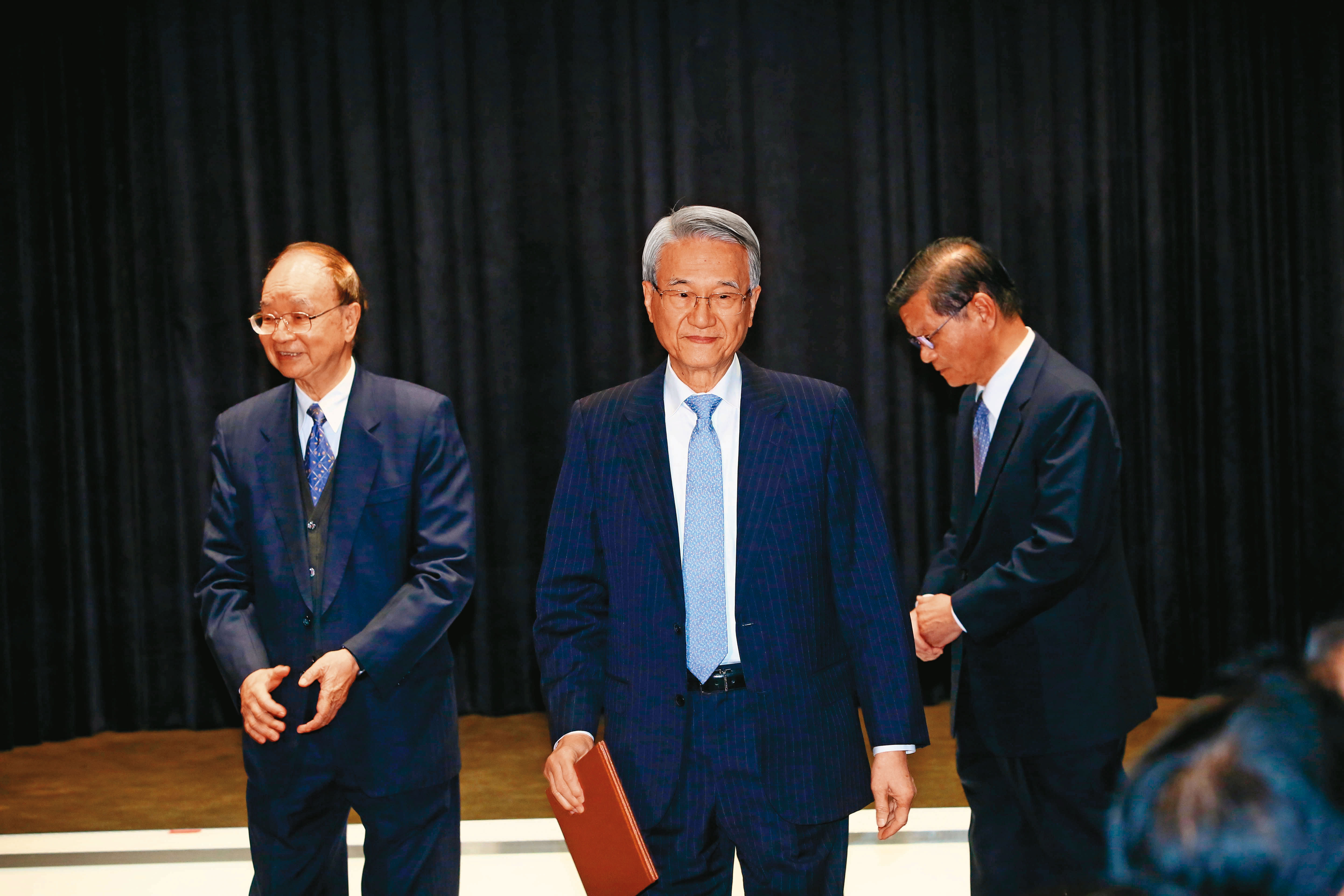 吳東進(中)結盟吳東昇拿新光三越,就是為了回防新光金今年改選董事。