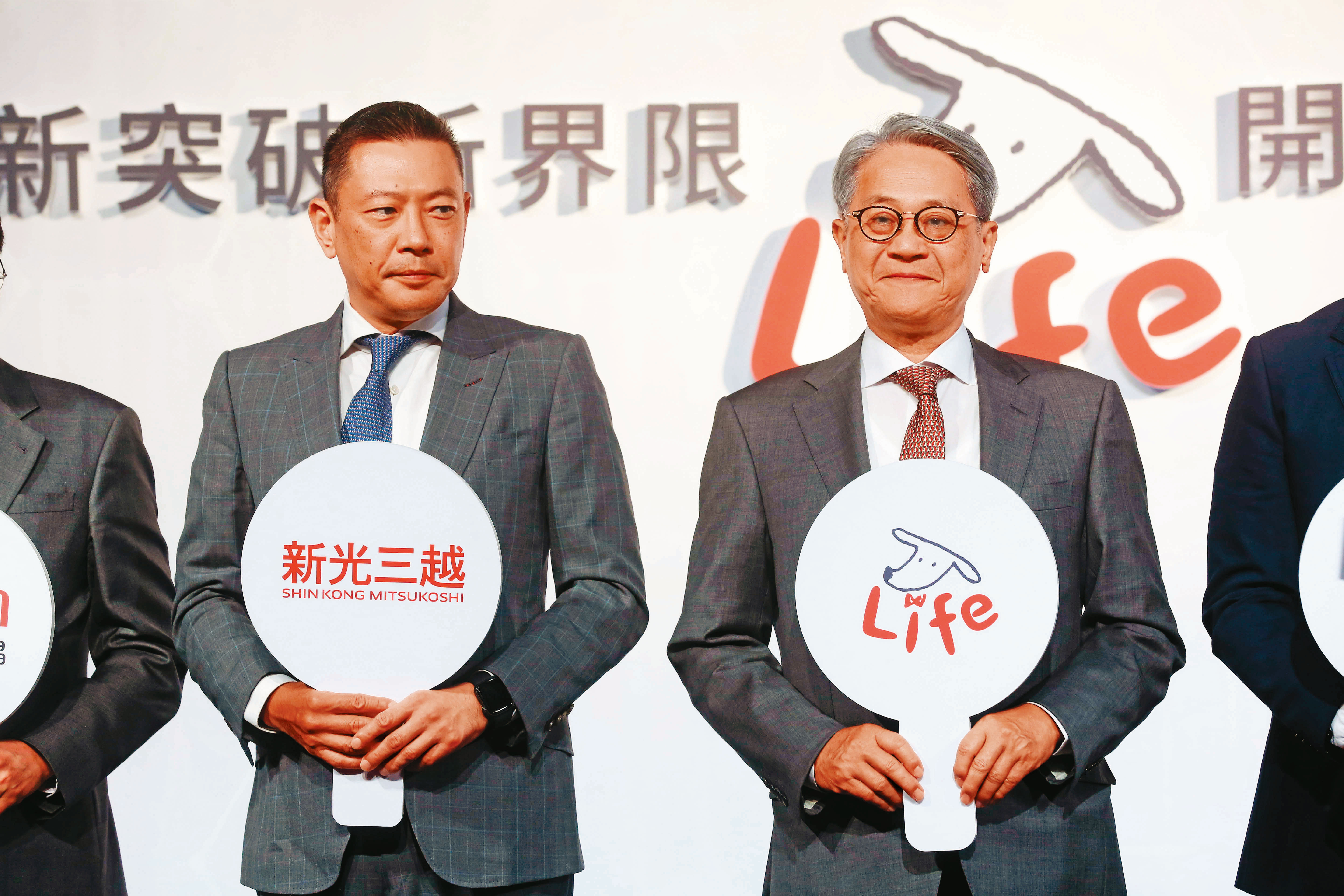 新光三越董事會改選，台新金董座吳東亮（右）力挺堂姪、新光三越總經理吳昕陽（左）。