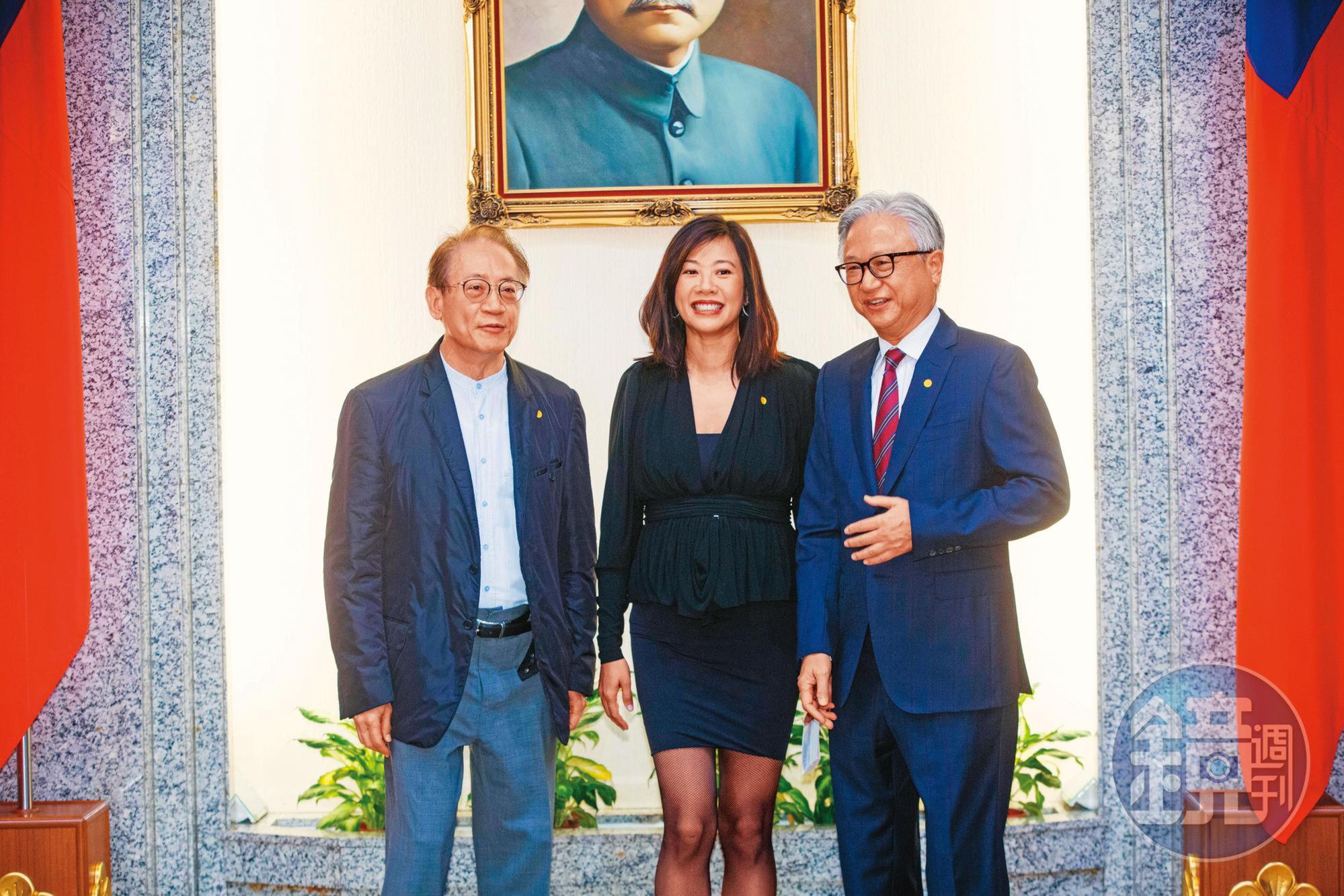 吳東進長女吳欣盈（中）去年底接任立委時，吳東昇（右）也代表家族到場祝賀。