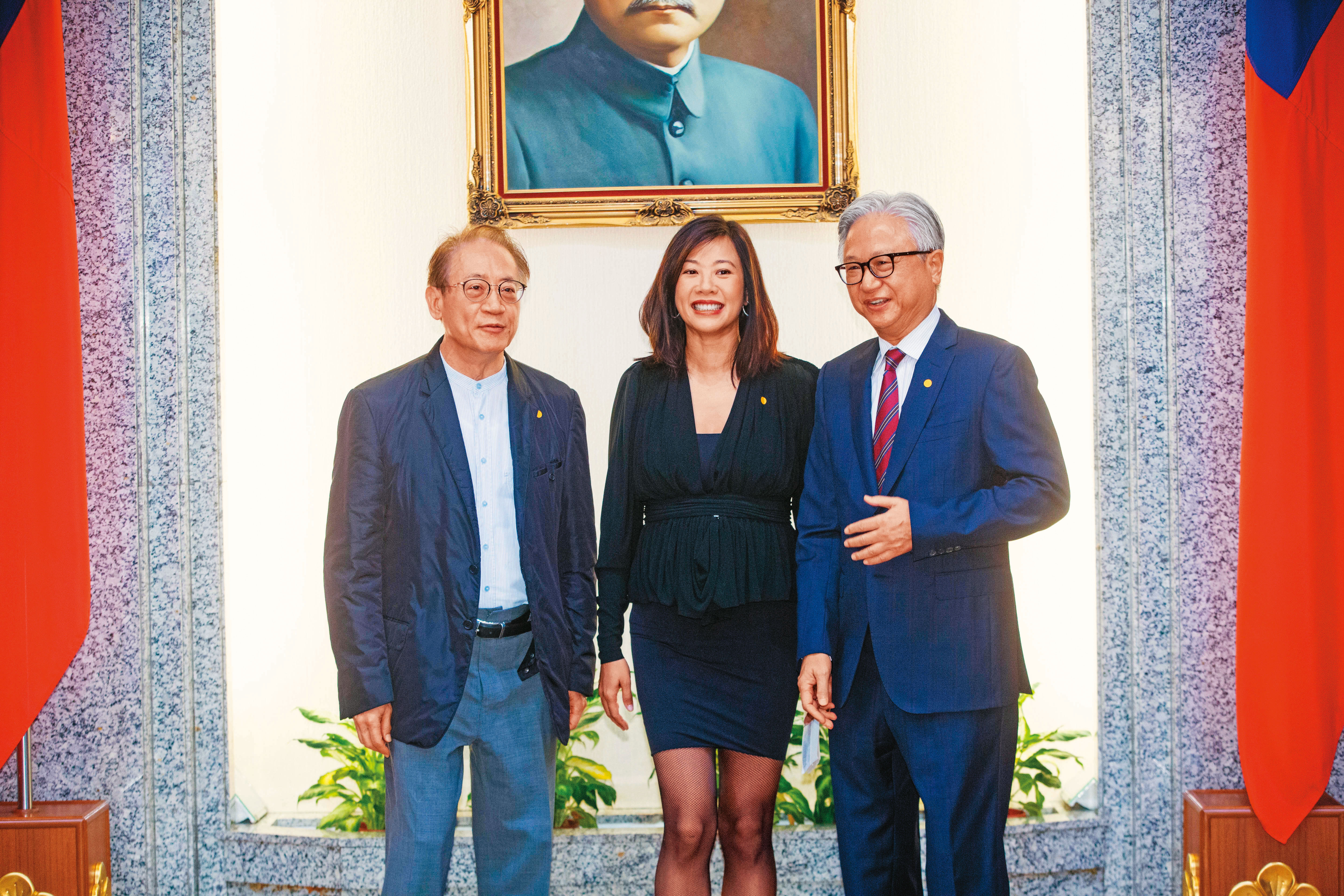 吳東進長女吳欣盈（中）去年底接任立委時，吳東昇（右）也代表家族到場祝賀。