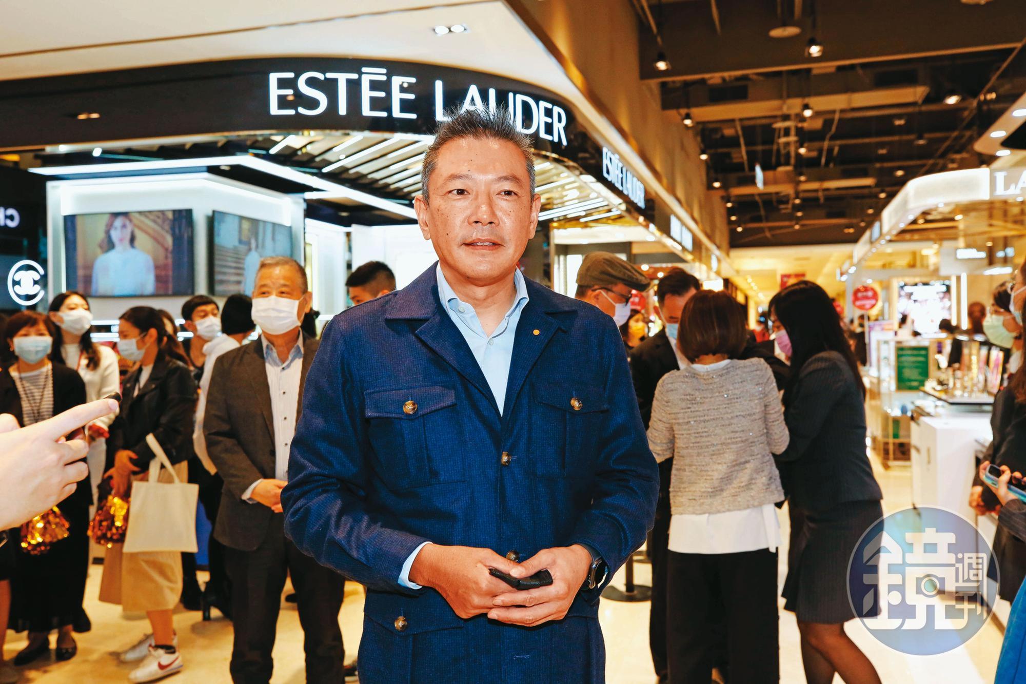 新光三越總經理吳昕陽家族經營新光三越超過30年,近年屢被捲入堂叔間紛爭。