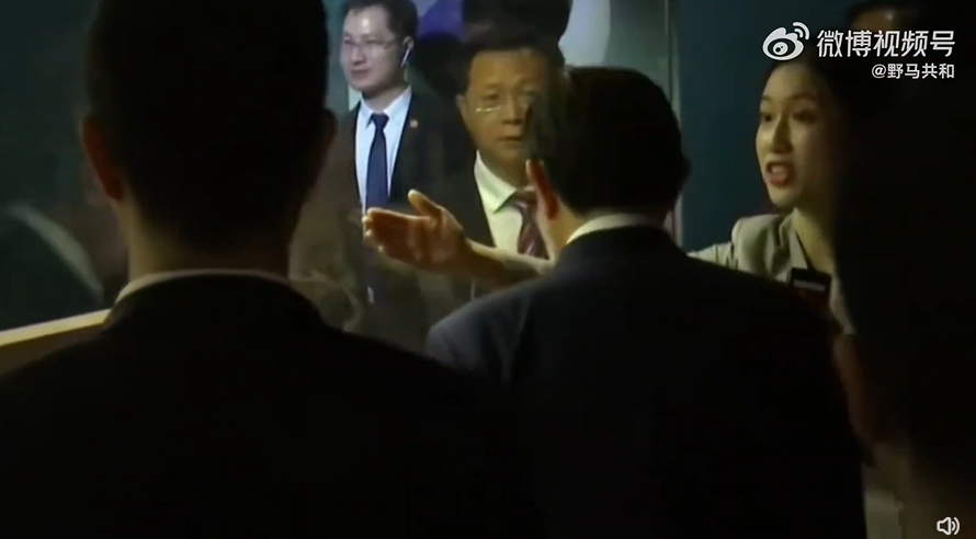 正妹導覽員跟中共官員都嚇壞了。（翻自微博）