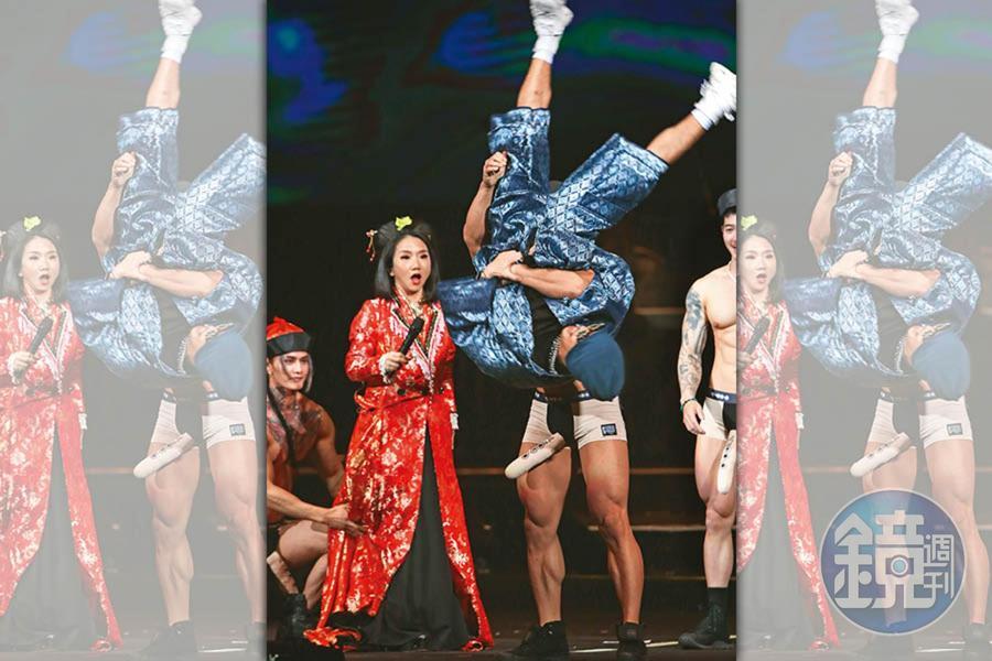 黃明志（前）被猛男抱起狂轉，連陶晶瑩（左二）也看到「落欸頷」，這就是成語「在劫男逃」的由來。（烏白提供）