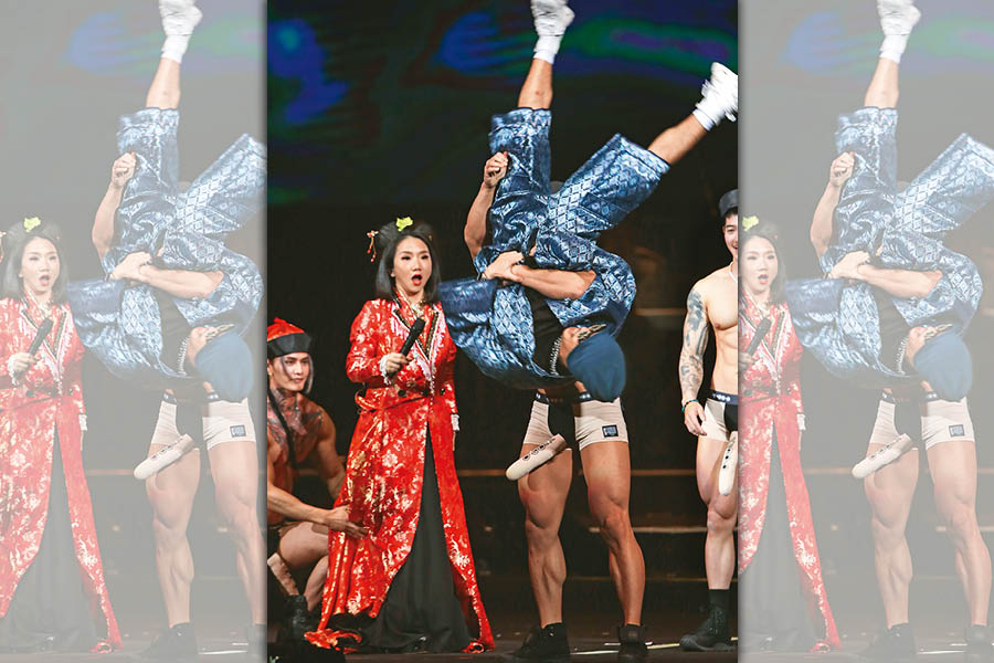 黃明志（前）被猛男抱起狂轉，連陶晶瑩（左二）也看到「落欸頷」，這就是成語「在劫男逃」的由來。（烏白提供）