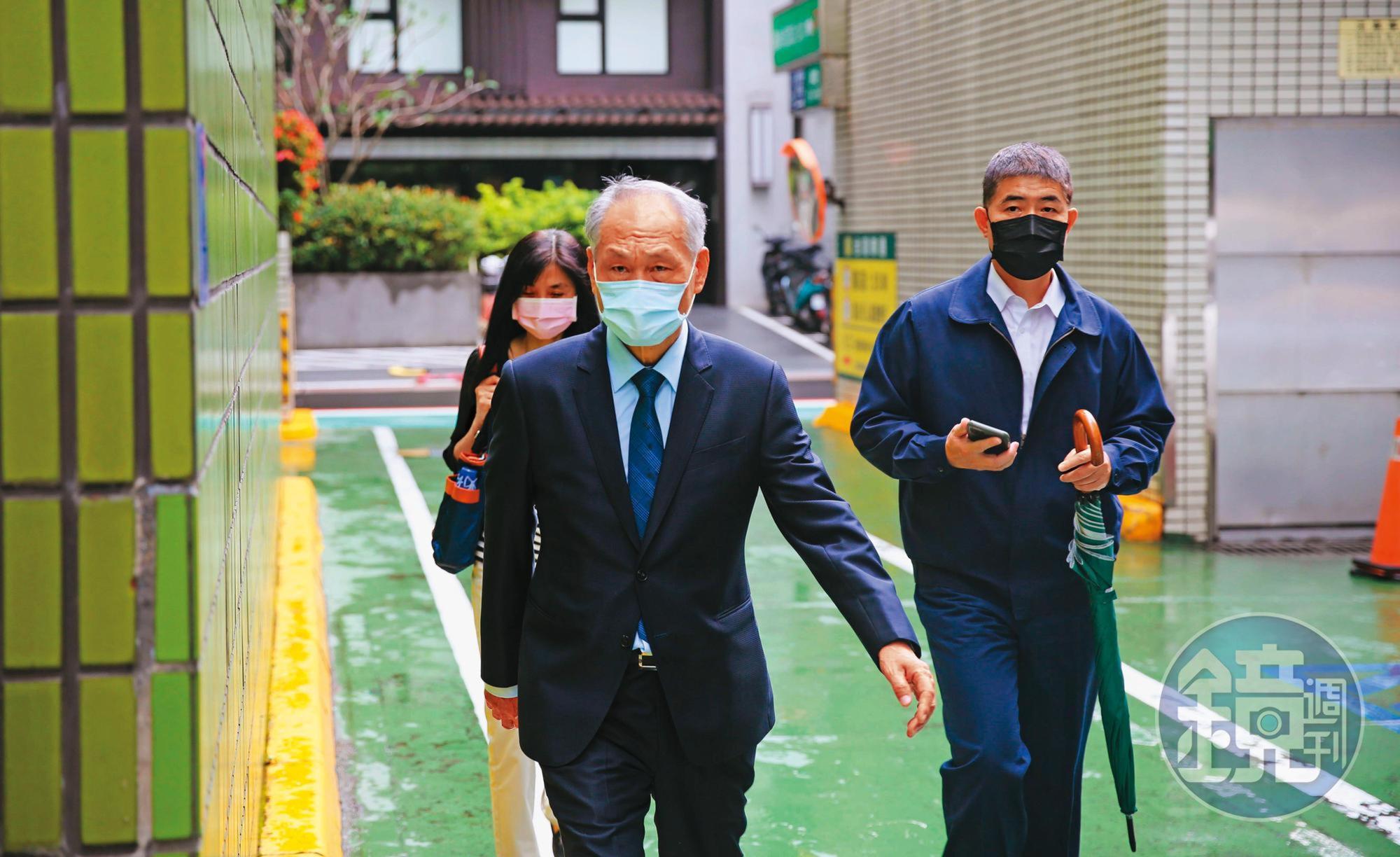 前兆豐金董事長鄭深池是長榮女婿,去年牽線星宇併立榮,後來破局。