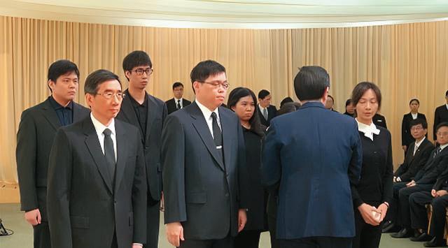 長榮大房長子張國華與二房長子張國煒,2016年一同出席父親張榮發的告別式。(長榮提供)