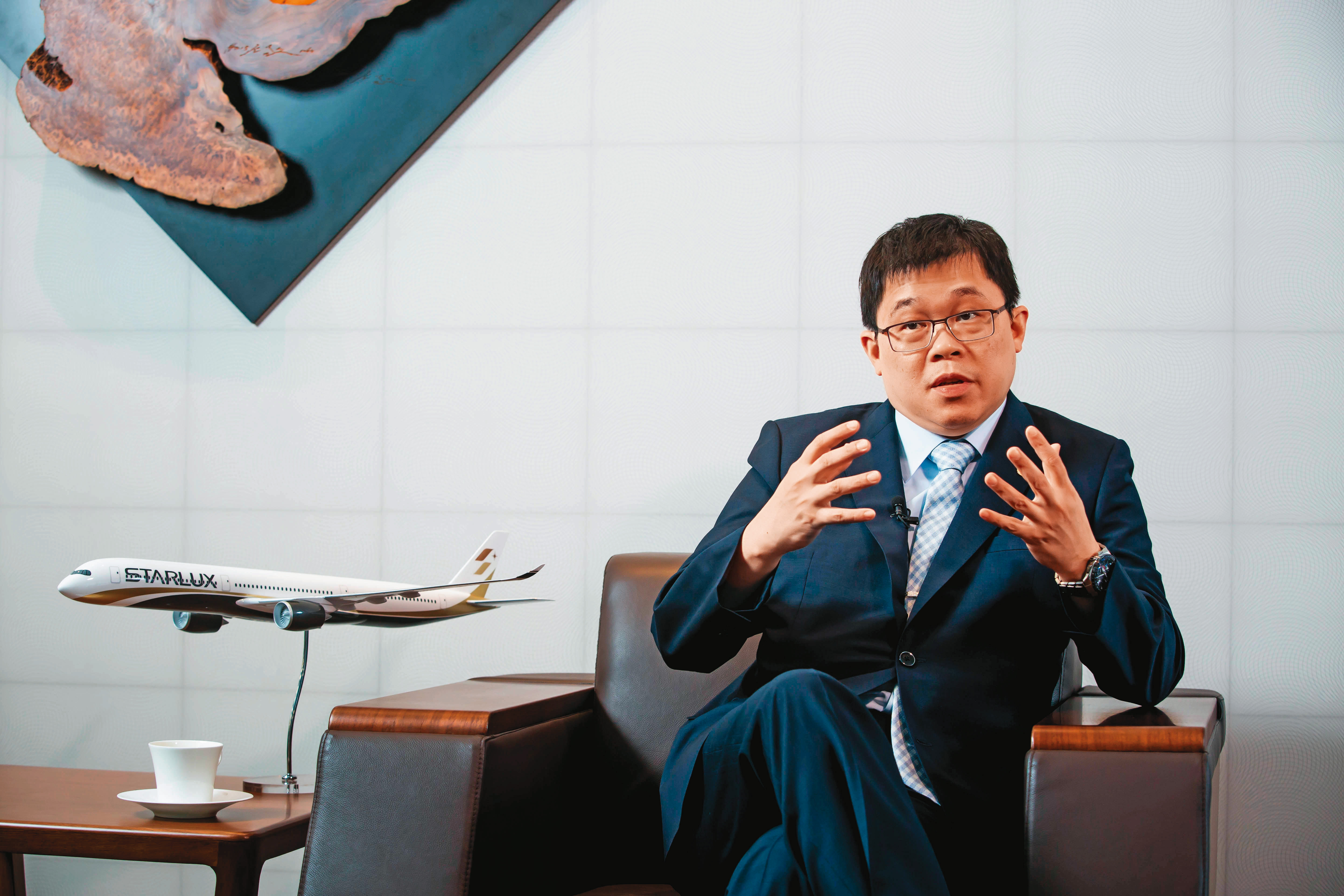 星宇航空已虧損逾百億元，董座張國煒在併立榮破局後，提告追討父親140億元遺產。