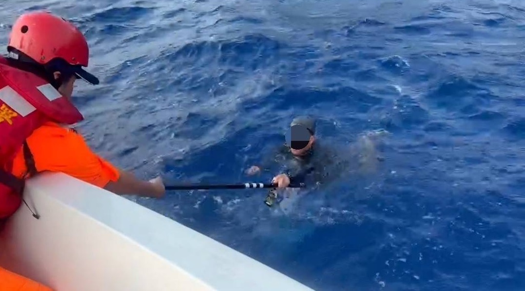 蘭嶼海域今（3日）有2名民眾划SUP立漿，遭海流帶至外海，最後被海巡順利救上岸。（海巡署提供）