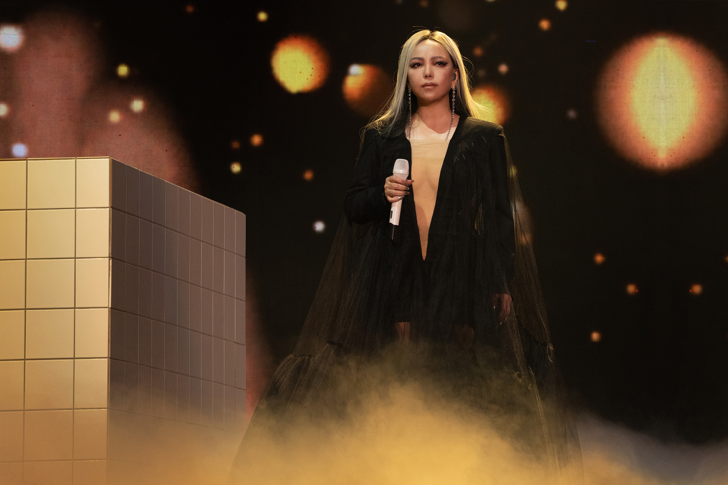 阿妹藏了三天的深V造型終於曝光。（聲動娛樂提供）