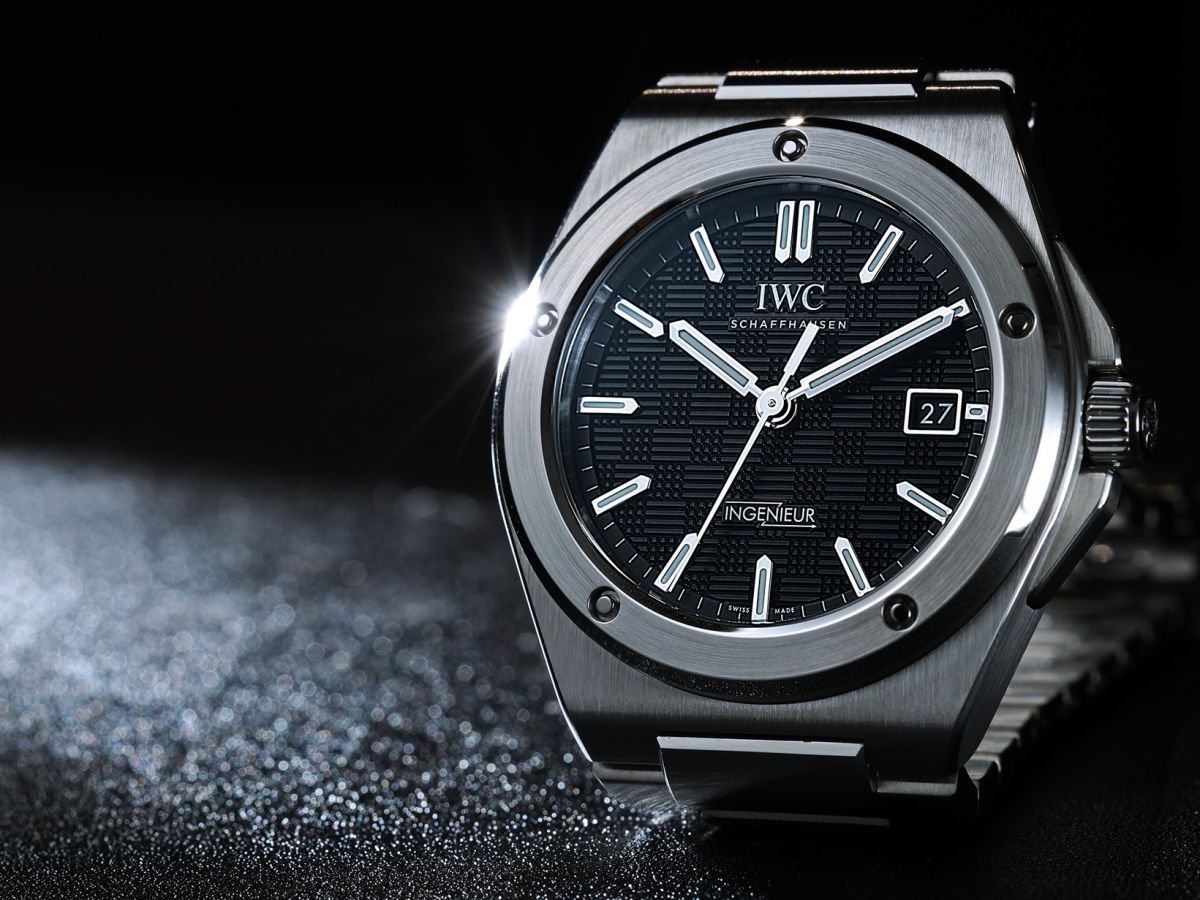 IWC重新詮釋1976年Gérald Genta親手設計Ingenieur SL，發表全新Ingenieur Automatic 40mm工程師錶款，共有黑、白、綠面三色，定價約NT$374,000。另有鈦合金灰面錶款，定價約NT$468,000。