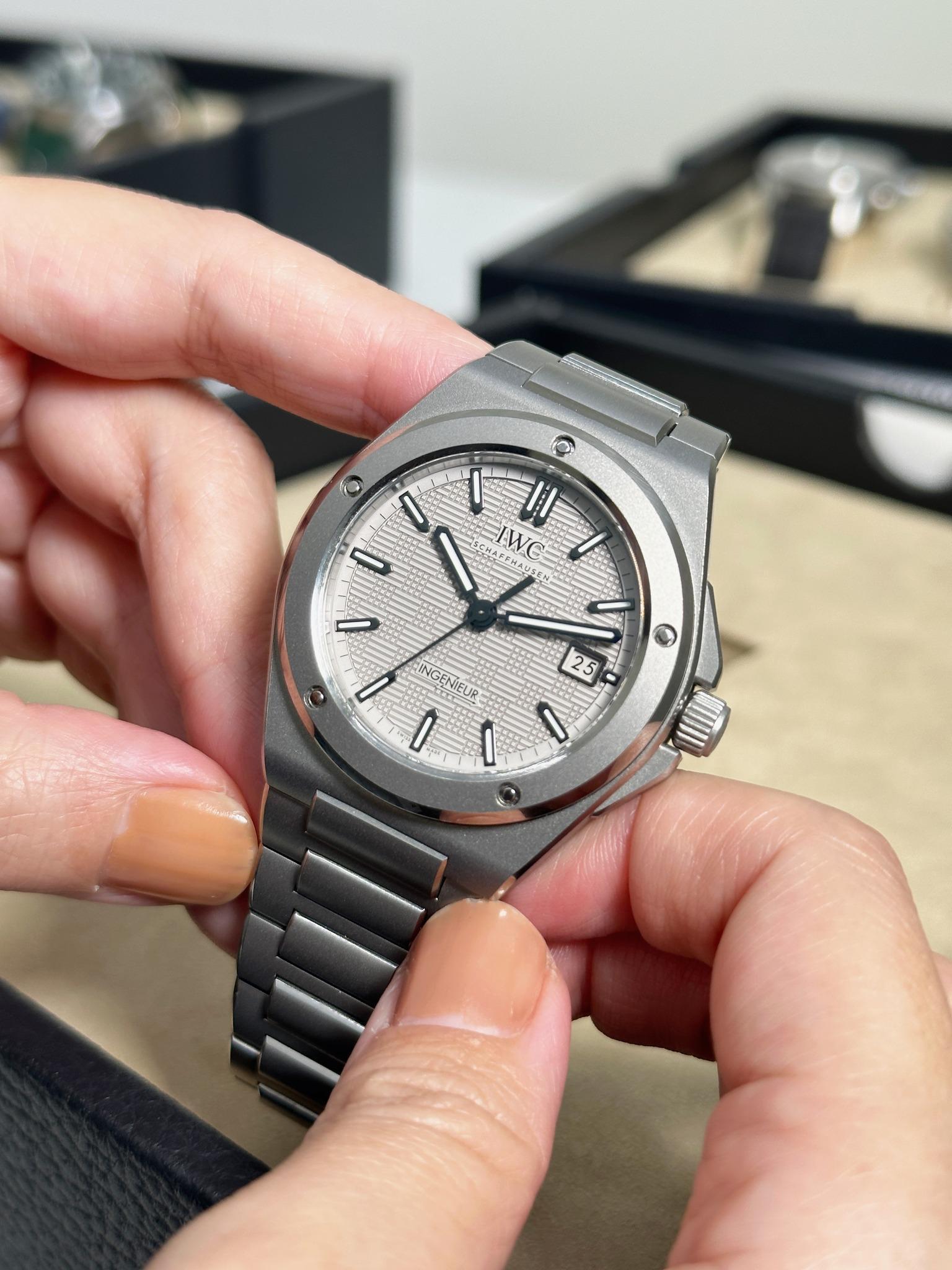 IWC全新Ingenieur工程師自動腕錶40mm鈦合金材質款式，定價約NT$468,000。