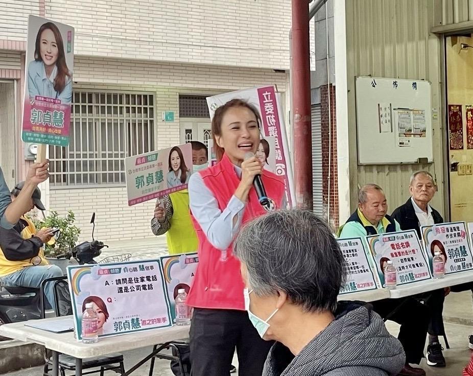 郭貞慧向對手賴惠員提出邀約,在選民前舉辦公開辯論或是政見發表會。(郭貞慧團隊提供)