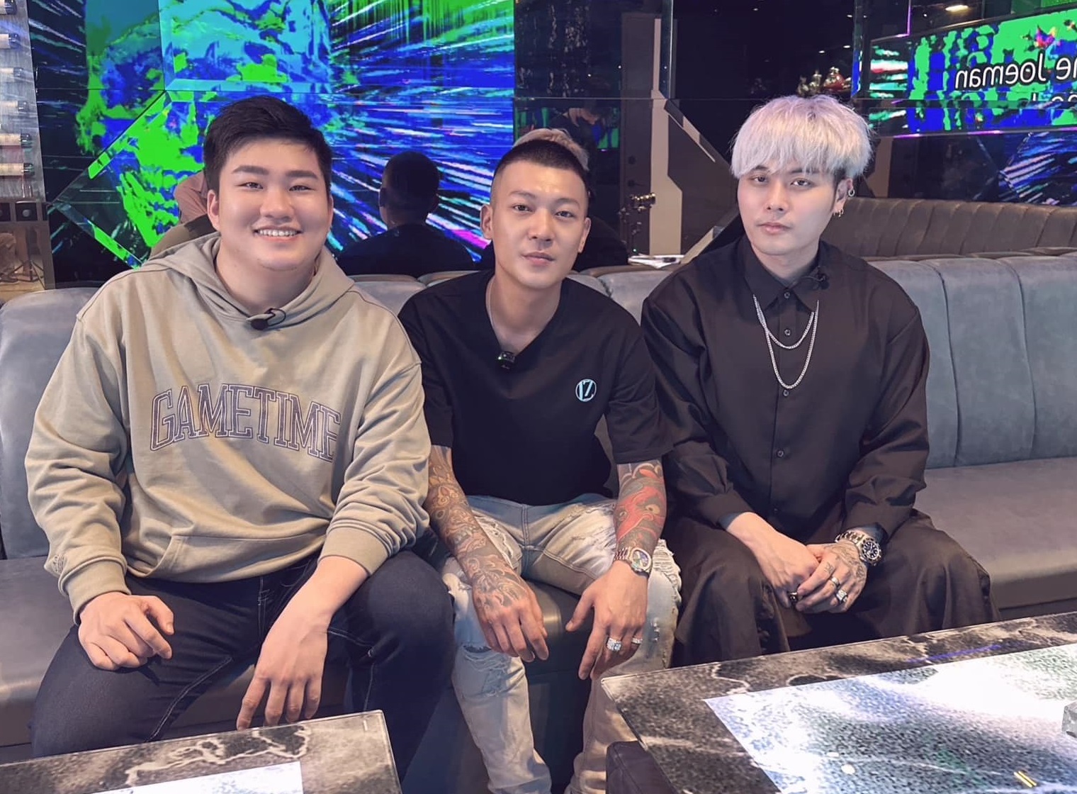 鳳梨（中）日前受邀參加拍攝YouTuber Joeman（左）節目的「89對決」。（翻攝自吳泓逸臉書）