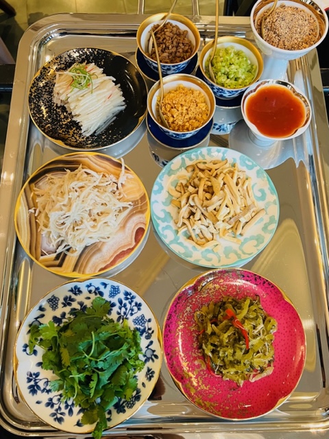 如何讓家常的潤餅組合變高級而不失本味,讓山海樓廚師團隊苦思許久。