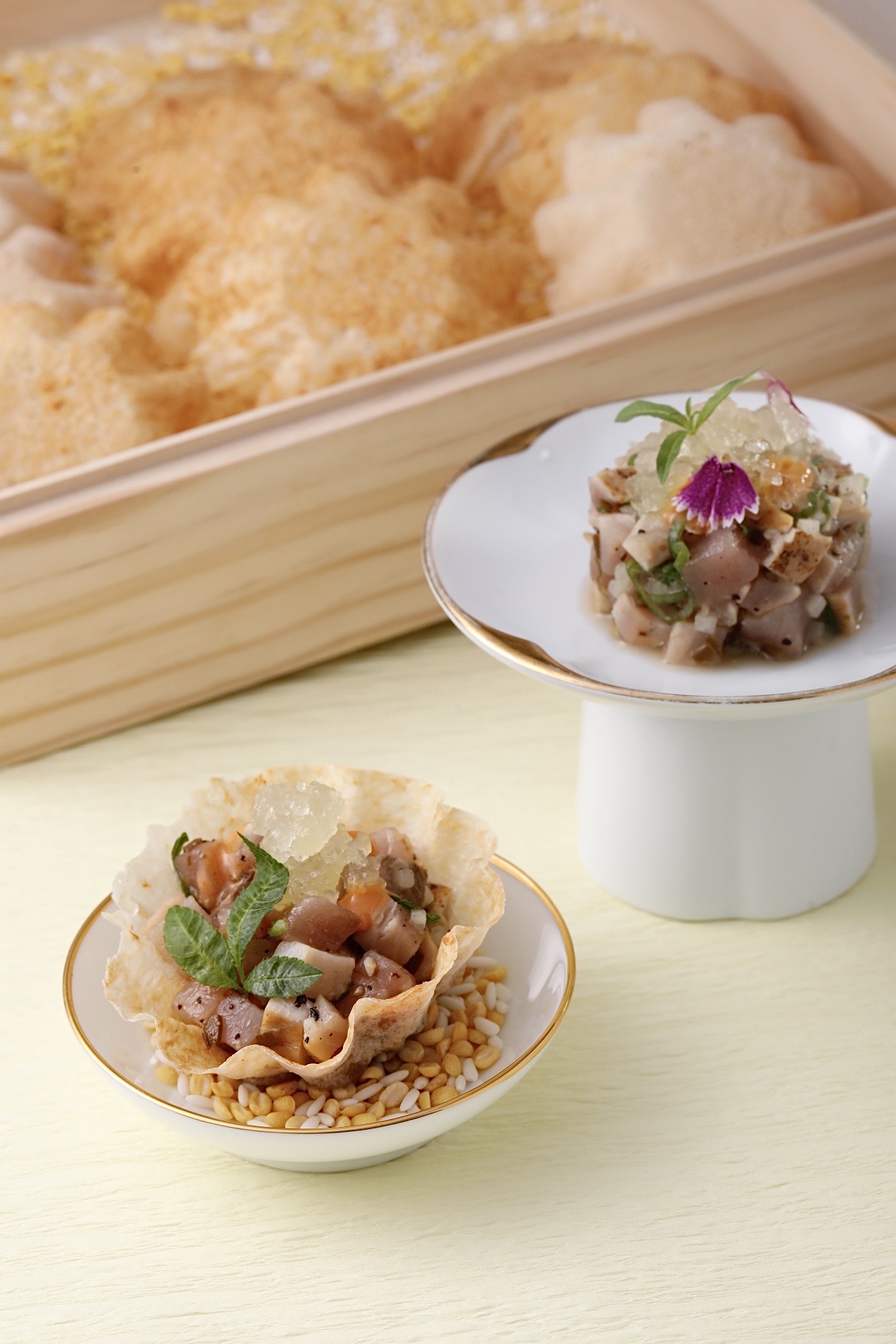 潤餅宴的前菜是以當季迴游的鰹魚當主角的「煙燻鰹魚塔塔」。(山海樓提供)
