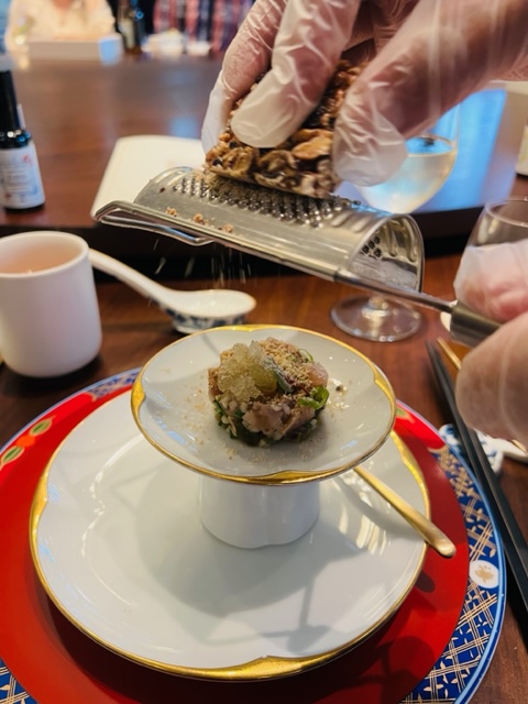 吃鰹魚塔塔前,服務生會現場磨上黑金剛花生糖粉。