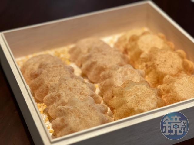 炸成小碗狀的潤餅皮。