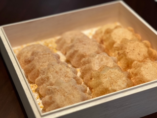 炸成小碗狀的潤餅皮。