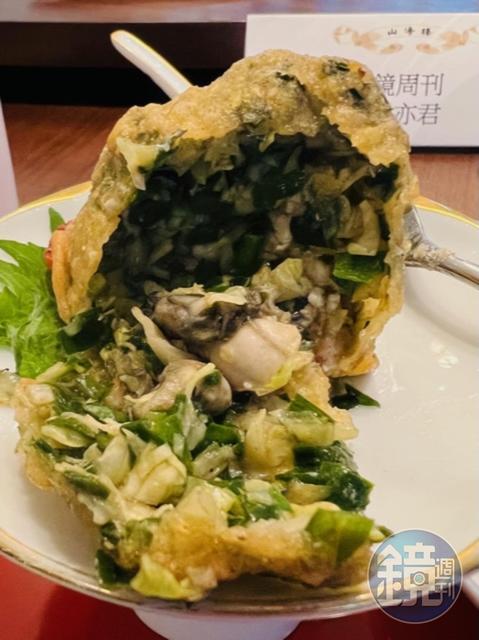 薄脆外殼包裹著飽滿紮實的蚵仔餡料，非常美味。