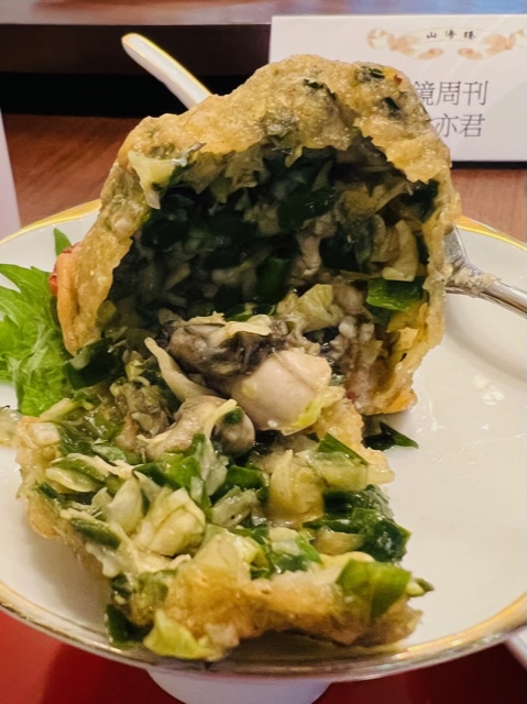 薄脆外殼包裹著飽滿紮實的蚵仔餡料,非常美味。