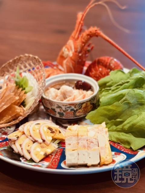 醉龍蝦與魯熟肉攤上常見的三色蛋中卷、蟳丸、烏魚子組合拼盤，單吃很美味，包入潤餅又是另一種滋味。
