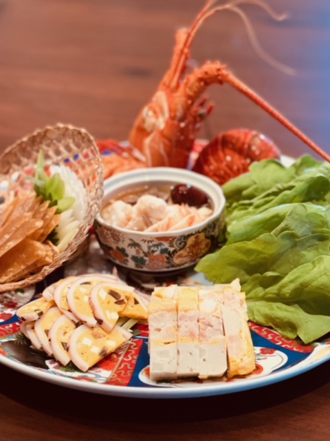 醉龍蝦與魯熟肉攤上常見的三色蛋中卷、蟳丸、烏魚子組合拼盤,單吃很美味,包入潤餅又是另一種滋味。