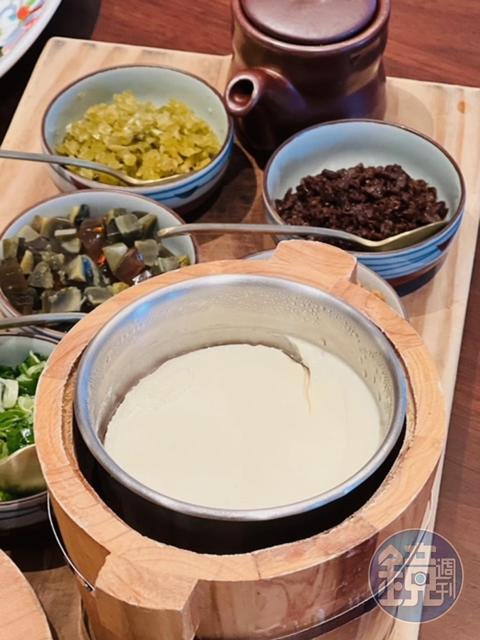「手工豆腐」也是山海樓的招牌菜之一，可以任選配料。