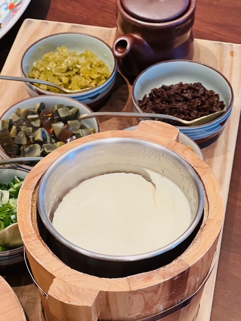「手工豆腐」也是山海樓的招牌菜之一,可以任選配料。