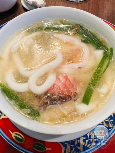 濃郁湯頭和軟滑米苔目，是山海珍寶鮮魚的美味亮點。