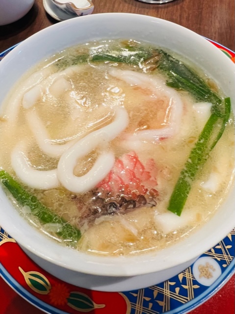 濃郁湯頭和軟滑米苔目,是山海珍寶鮮魚的美味亮點。