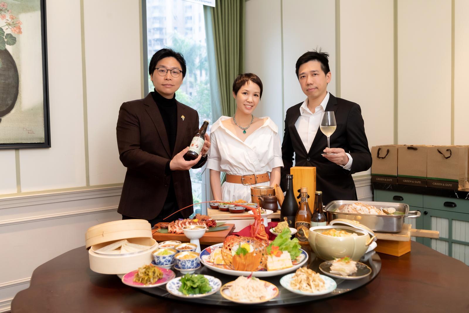 山海樓老闆何奕佳（中）邀請侍酒顧問何信緯（左）與Bar Mood創辦人吳盈憲一起為山海潤餅宴設計餐酒搭配。（山海樓提供）