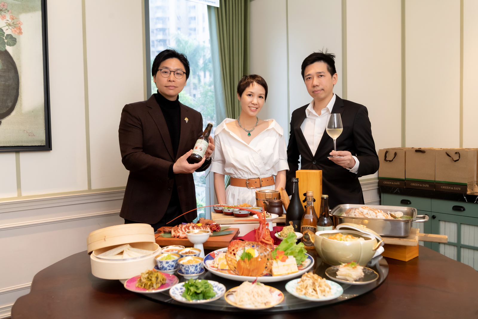 山海樓老闆何奕佳(中)邀請侍酒顧問何信緯(左)與Bar Mood創辦人吳盈憲一起為山海潤餅宴設計餐酒搭配。(山海樓提供)