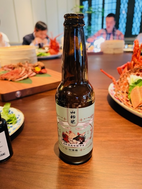 「山神風埔桃酒風味桶啤酒」是在橡木桶中靜置5個月的山海樓聯名啤酒。