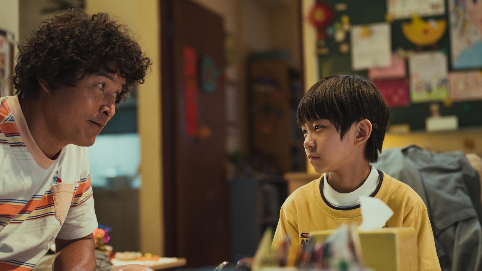 唐浩哲飾演的小傑反過來教爸爸李銘順健康教育，片段引起不少觀眾迴響。（大慕影藝、華映娛樂提供）