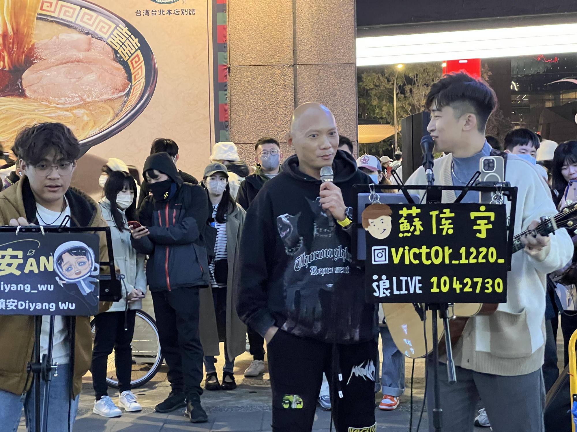 有「鬼王」之稱的香港DJ潘紹聰(中)來台拍攝張國榮紀念影片,其中一個企劃是在信義區快閃開唱。(Big Big Air Asia & 香港環球音樂提供)