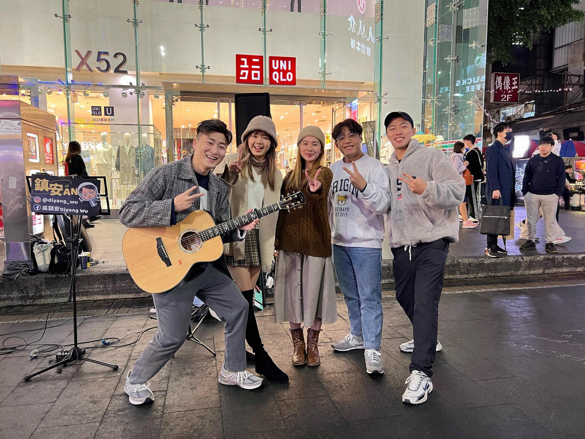 街頭藝人蘇侯宇(左起)、YouTuber狄達、AV、街頭藝人吳鎮安等均來參與張國榮紀念影片拍攝。(Big Big Air Asia & 香港環球音樂提供)