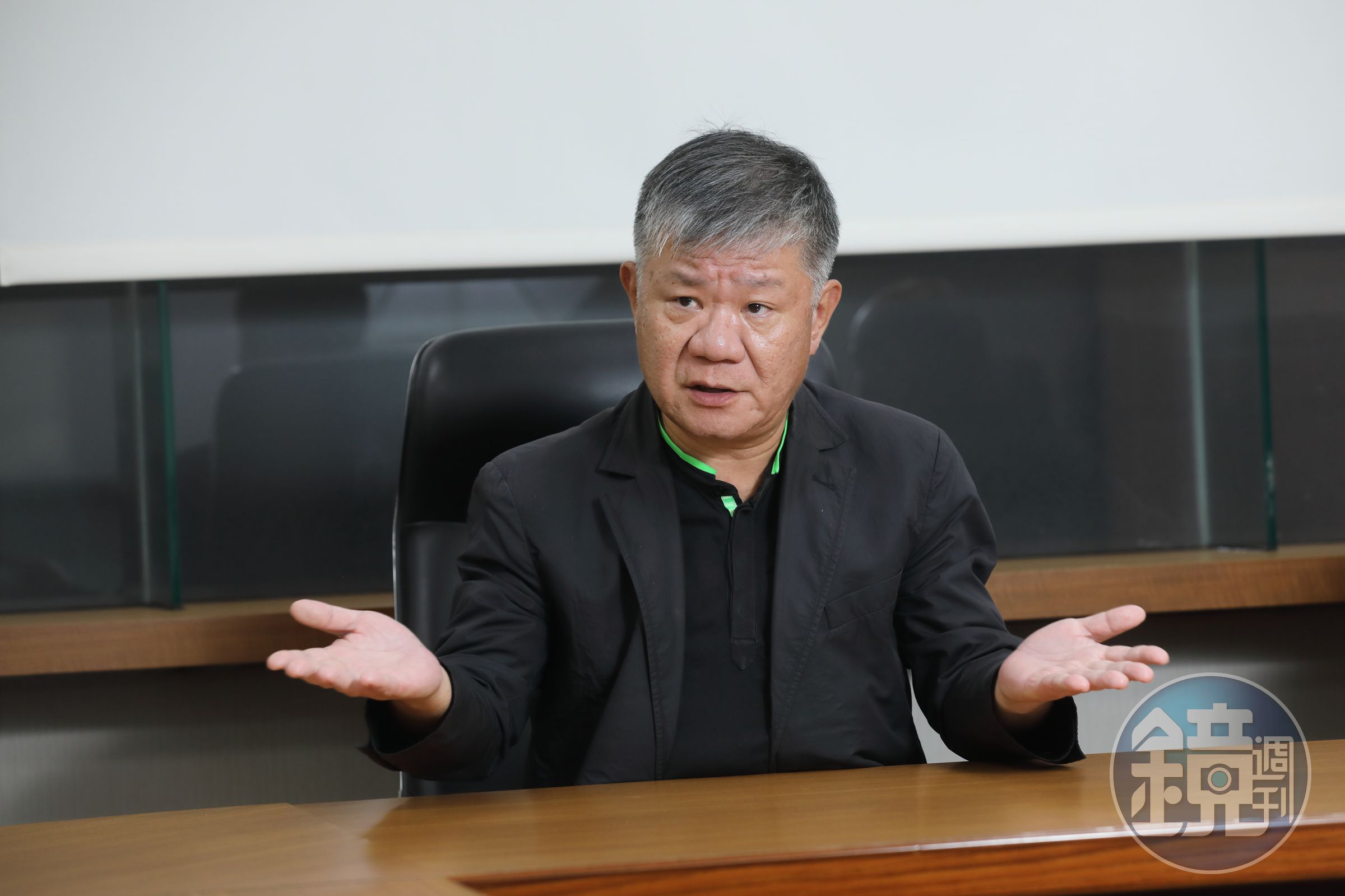 龍邦董事長劉偉龍對外宣告，將以過半股權名義召開泰山臨股會，準備全面改選董事。