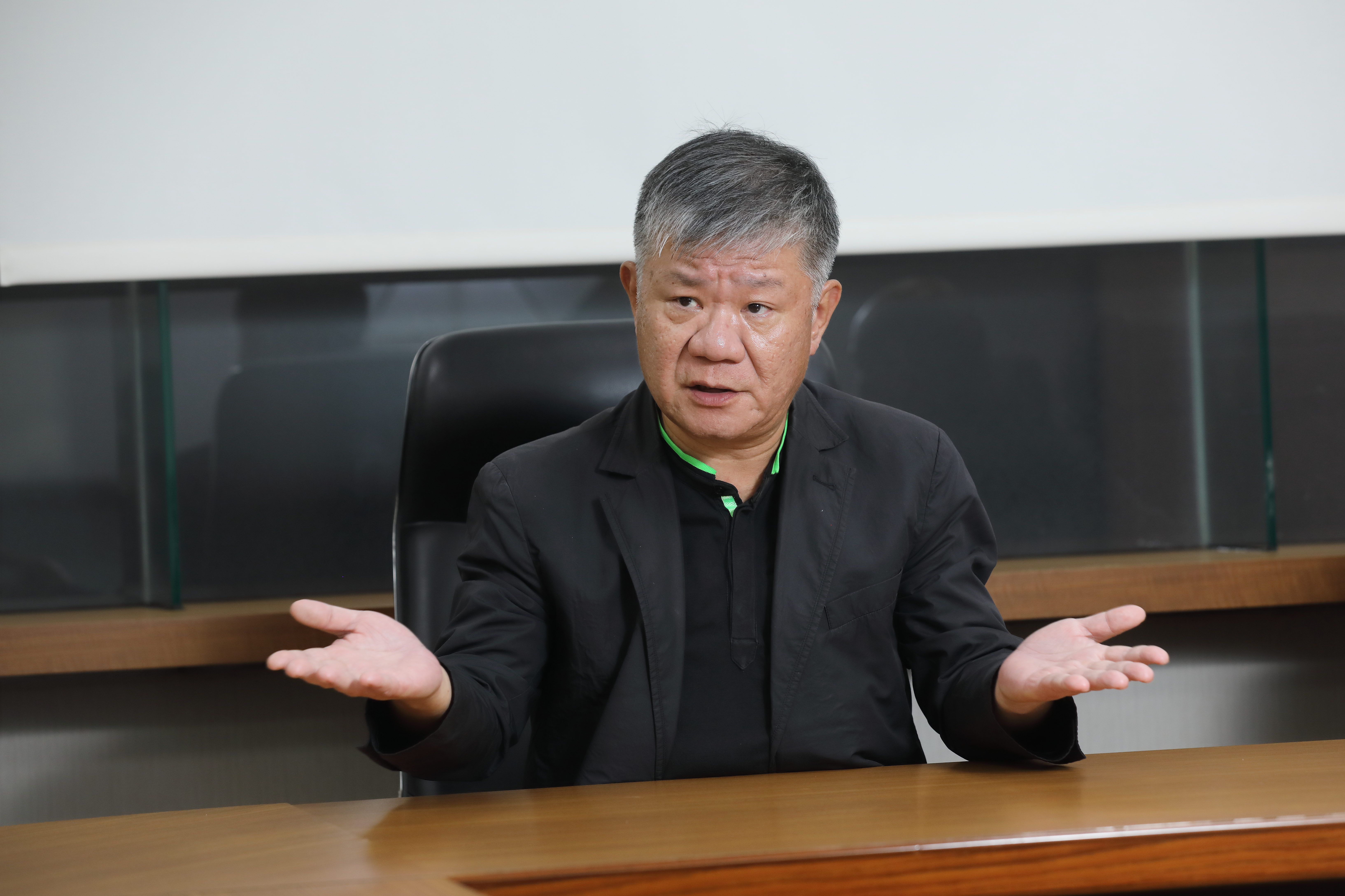 龍邦董事長劉偉龍對外宣告，將以過半股權名義召開泰山臨股會，準備全面改選董事。